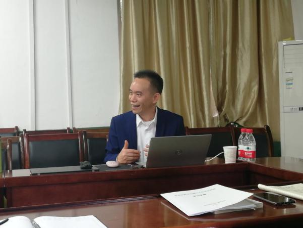 李福英院长介绍了张教授:张河清教授,教育部"新世纪优秀人才",教育部